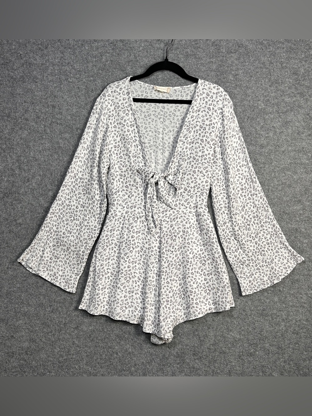 Altar’d State XS/S Light Gray Leopard Print Tie-Front Romper Flutter Sleeve